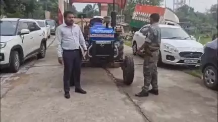 चास: NH-32 पर इंडियन ऑयल पेट्रोल पंप के पास अवैध बालू से लदा ट्रैक्टर जब्त, मामला दर्ज