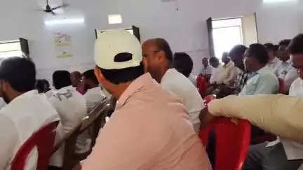 मैनाटांड़: मतदाता सूची के पुनरीक्षण को लेकर डीसीएलआर ने बीएलओ को घर-घर जाकर फॉर्म भरवाने के निर्देश दिए