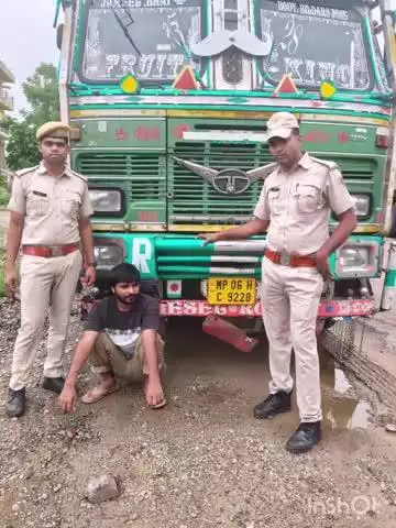 सेपउ: सदर थाना इलाके से चंबल बजरी से भरा ट्रक पकड़ा गया, चालक को किया गया गिरफ्तार