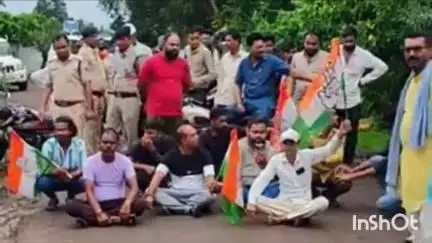 सिवनी मालवा: झकलाय रेलवे गेट पर कांग्रेस का चक्काजाम, तहसीलदार ने 2 दिन में अप्रोच रोड बनाने का दिया आश्वासन