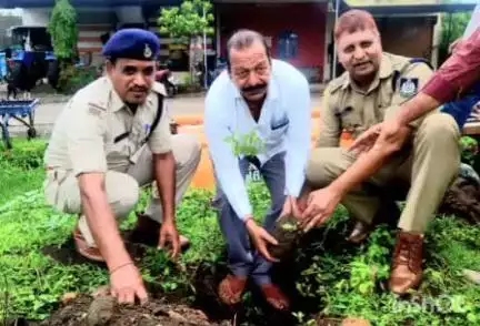 पेटलावद: झकनावदा पुलिस चौकी परिसर में हरियाली महोत्सव का आयोजन हुआ
