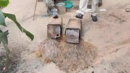বিনপুর ১: সরগাসুলি,বড়াশুলি সহ জেলার মোট ২০ টি জায়গায় চোলাই মদের ঠেকে অভিযান চালিয়ে বিপুল পরিমাণ চোলাই মদ নষ্ট করল আবগারি দপ্তর