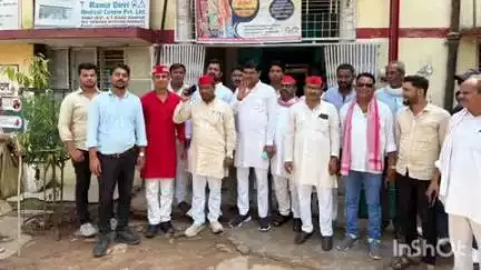 नरैनी: सपा पार्टी के राष्ट्रीय अध्यक्ष अखिलेश यादव के जन्मदिवस पर सपाइयों ने सामुदायिक स्वास्थ्य केंद्र नरैनी में वितरित किए फल