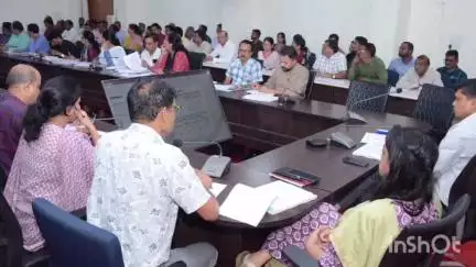 कलेक्टर रोशन कुमार सिंह ने प्रशासनिक संकुल भवन में पंचायत एवं ग्रामीण विकास विभाग की समीक्षा बैठक की