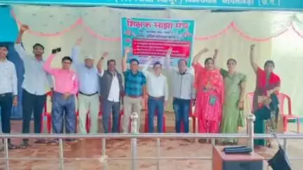 पखांजूर: शिक्षक साझा मंच ने ब्लॉक कोयलीबेड़ा में तहसील कार्यालय के सामने अपनी मांगों को लेकर धरना प्रदर्शन किया
