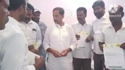 సీఎం సహాయనిధి చెక్కులు పంపిణీ చేసిన కదిరి ఎమ్మెల్యే కందికుంట వెంకటప్రసాద్