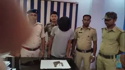 দিনহাটা ১: গোসানীমারী তে বেআইনি আগ্নেয়াস্ত্র সহ এক ব্যক্তিকে গ্রেফতার করল দিনহাটা থানার পুলিশ