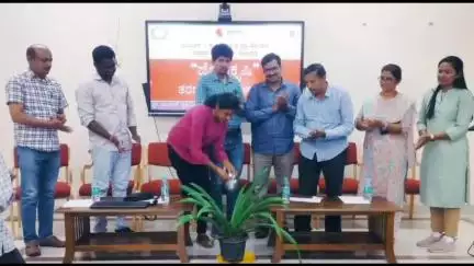 ಕೋಲಾರ: ಜೇನು ಸಾಕಾಣಿಕೆ ಮಾಡುವುದರಿಂದ ಆರ್ಥಿಕವಾಗಿ ಸಬಲರಾಗಲು ಸಾಧ್ಯ: ನಗರದ ಹೊರವಲಯದಲ್ಲಿ  ಕೃಷಿ ವಿಜ್ಞಾನ ಕೇಂದ್ರದ ಮುಖ್ಯಸ್ಥ ಡಾ.ಶಿವಾನಂದ್ ಹೊಂಗಲ್