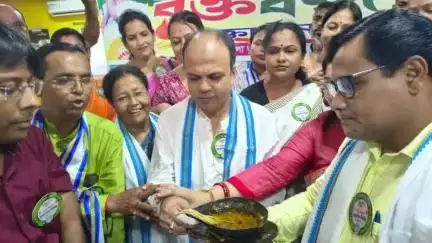 রানাঘাট ১: আজ রানাঘাটে ডক্টরস ডে তে সভানেত্রী বর্ণালী দের উদ্যোগে রক্তদান শিবিরে নদীয়া দক্ষিণের তৃণমূল নেতৃবৃন্দ