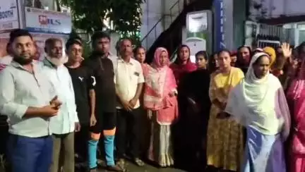মোহনপুর: বর্ডার গোল চক্কর ও পার্শ্ববর্তী এলাকায় নেশা কারবারীরা স্থানীয়দের ওপর আক্রমণের অভিযোগ,  সদর SDPO-র শরণাপন এলাকাবাসী