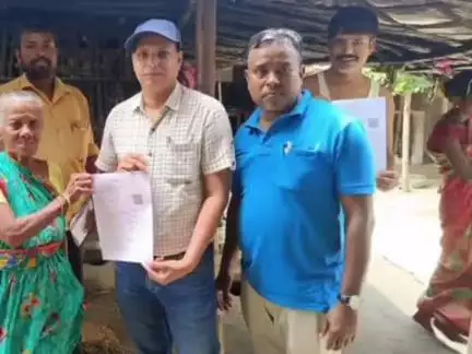 टेढ़ागाछ: प्रखंड विकास पदाधिकारी ने धवेली पंचायत का किया दौरा, मतदाता सूची को लेकर किया निरीक्षण