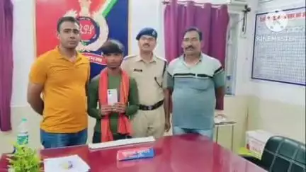 बक्सर: विभूति एक्सप्रेस से मोबाइल चोरी कर उतरे चोर को आरपीएफ ने बक्सर स्टेशन से किया गिरफ्तार