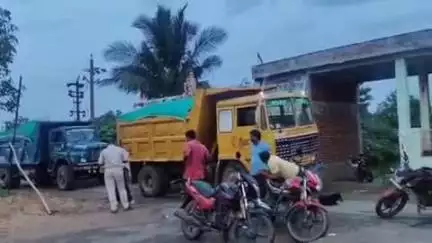 ସୋର: ଶିଙ୍ଗାଖୁଣ୍ଟା ଗ୍ରାମରୁ ୪ ଟି ବେଆଇନ ପଥର ବୋଝେଇ ଡମ୍ପରକୁ ଜବତ କଲା ସୋର ପୁଲିସ