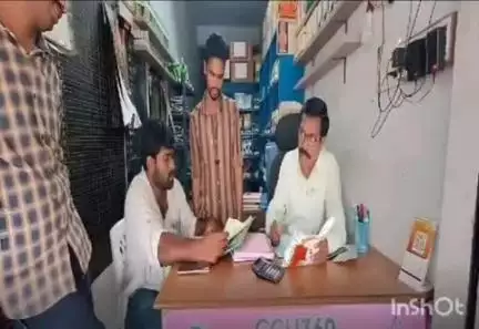 అశ్వారావుపేట: చంటి గుండా మండల కేంద్రంలో విత్తనాలు పురుగుల మందుల దుకాణాలను తనిఖీ చేసిన ఏవో వినయ్
