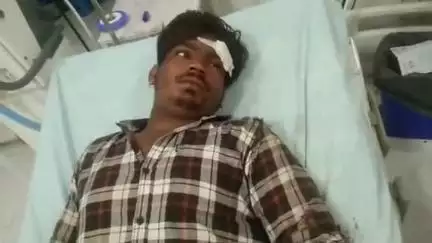 बनेड़ा: ईटमारिया के समीप रोड पर अचानक पशु के आने से बाइक सवार अनियंत्रित होकर टकराया, घायल को जिला चिकित्सालय में भर्ती किया गया