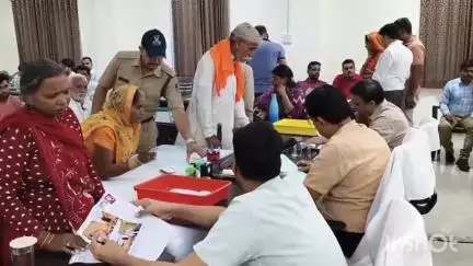 गुना: कलेक्ट्रेट में कलेक्टर ने की जनसुनवाई, शहरी और ग्रामीण क्षेत्र के 309 लोगों ने दिए शिकायती आवेदन