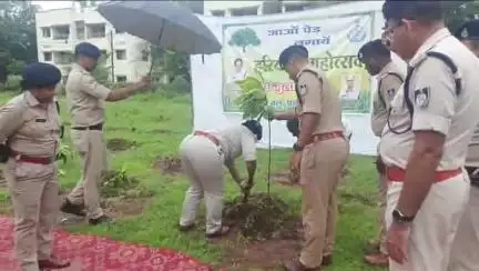 पन्ना: IG हिमानी खन्ना पहुंचीं पन्ना, अपराध समीक्षा बैठक में दिए सख्त निर्देश, पुलिस लाइन में किया वृक्षारोपण