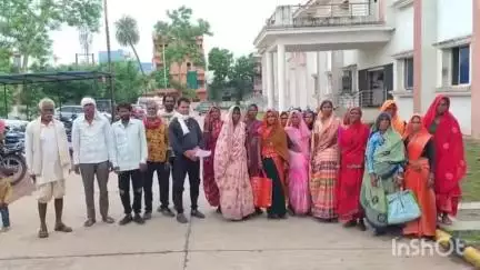 गुना: सिंघाडी गांव में आंधी-बारिश से उड़े घरों के छप्पर, पीएम जनमन योजना में आवास की मांग को लेकर कलेक्टर को दिया आवेदन