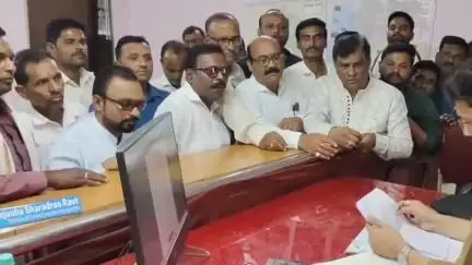 दिग्रस: तालुक्यातील अनेक शेत शिवरातील संत्रा मृग बहाराची फळगळ, नुकसान भरपाई मिळावी यासाठी शेतकऱ्यांचे तहसीलदारांना निवेदन