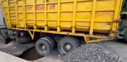 मुरार: ग्वालियर में सिंधिया महल की ओर जाने वाली सड़क धंस गई