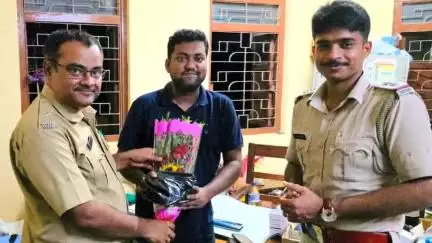খড়গ্রাম: ডাক্তার দিবসে ফুলের তোড়া দিয়ে খড়গ্রাম গ্রামীণ হাসপাতালে ডাক্তারদের সম্বর্ধনা দিল পুলিশ, উপস্থিত CI ও OC