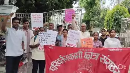 बरेली: परिवर्तनकामी छात्र संगठन के कार्यकर्ताओं ने बरेली सिटी मजिस्ट्रेट को ज्ञापन सौंपा