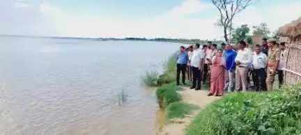 बहराइच : घाघरा नदी सेतु के गाइड बन्ध की हो रही कटान का उच्चाधिकारियों ने किया निरीक्षण

 तत्काल आगणन प्रेषण के निर्देश