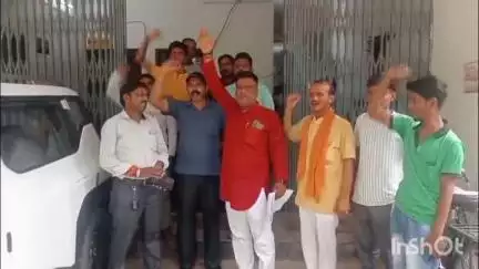 बरेली: अखिल भारत हिंदू महासभा ने मुख्य अभियंता विद्युत से की शहर में बिजली के पोल पर प्लास्टिक की पन्नी लगाने की मांग