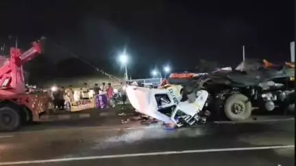 বেলডাঙা ২: রেজিনগরের দাদপুর মোর এলাকায় দুর্ঘটনা এড়াতে  কড়া পুলিশি টহলদারি