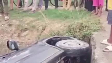 रुद्रपुर: मीर अहिल्यापुर रेलवे ढाले के पास मंगलवार को टूटा पुल बना हादसे का कारण, नहर में पलटी कार, ड्राइवर गंभीर रूप से घायल