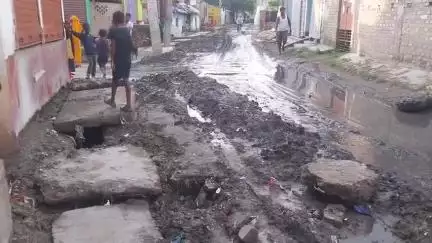 लालगंज: लालगंज नगर परिषद के वार्ड संख्या 12 में सड़क पर फैला नल का कीचड़ लोगों को आने-जाने में हो रही परेशानी #जनसमस्या