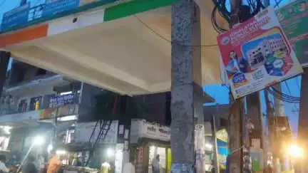 लालगंज: लालगंज गांधी चौक पर असामाजिक तत्वों ने दक्षिणी पिलर का मार्बल उखाड़ा, सीसीटीवी फुटेज से जांच की मांग