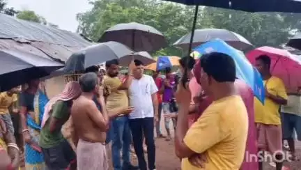 খাতড়া: লক্ষীসাগর অঞ্চলের নতুনগড় এলাকায় অতি বৃষ্টির ফলে ক্ষতিগ্রস্ত বাড়ি পরিদর্শন করলেন তালডাংরার বিধায়ক