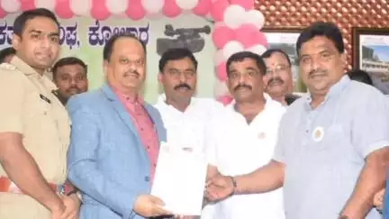 ಕೋಲಾರ: ಶಾಲಾ ಕಾಲೇಜುಗಳಲ್ಲಿ ಪತ್ರಿಕೆಯ ವಿಷಯಗಳ ಬಗ್ಗೆ ಮಾರ್ಗದರ್ಶನ ನೀಡಿ: ನಗರದಲ್ಲಿ ಜಿಲ್ಲಾಧಿಕಾರಿಗೆ ಮಾನವ ಹಕ್ಕುಗಳ ಸಮಿತಿ ಮನವಿ