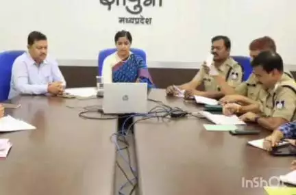 झाबुआ: जिला मुख्यालय में जिला स्तरीय सड़क सुरक्षा समिति की हुई बैठक, कलेक्टर ने की अध्यक्षता