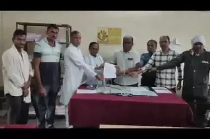 लाखांदूर: नोंदणीकृत शेतकऱ्यांना बोनस उपलब्ध करा; तालुक्यातील शेतकऱ्यांची मुख्यमंत्र्यांना निवेदनातून मागणी