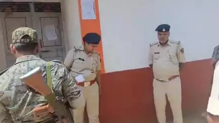 रामगढ़ चौक: तेतरहट पुलिस पहुंची नूनगढ़ गांव, दहेज हत्या मामले में नामजदों के घर ढोल-बाजे के साथ चिपकाया इश्तेहार