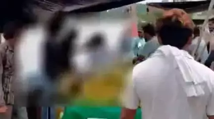 रूड़की: नगर निगम के पास फलों की ठेली लगाने वाले 2 पक्ष आपस में भिड़े, एक-दूसरे पर जमकर चलाए लात-घूंसे; वीडियो हुआ वायरल