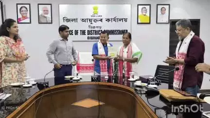 পূব ডিব্ৰুগড়: দুগৰাকীকৈ বিশিষ্ট ব্যক্তিক মন্ত্ৰী প্ৰশান্ত ফুকনৰ উপস্থিতিত জিলা আয়ুক্ত কাৰ্যালয়ত আয়ুষ্মান‌ গল্ড কাৰ্ড প্ৰদান