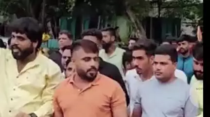 इंदौर: लालबाग के पास मेले की अनुमति को लेकर विवाद, लोगों ने नगर निगम के खिलाफ लगाए नारे