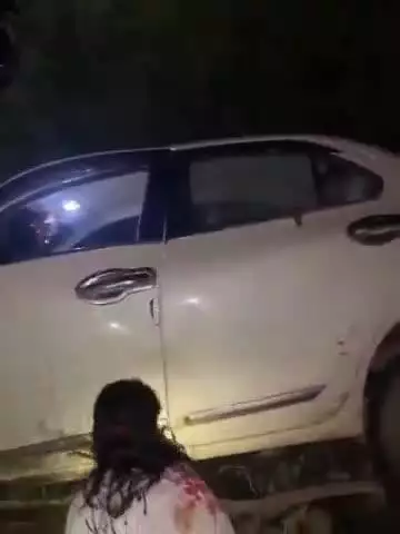 उदवंत नगर: आरा सासाराम रोड पर एक कार बिजली के पोल से टकराई, घटना में कार हुई छतिग्रस्त