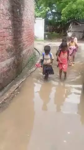 ग्राम पंचायत कनकहा के कलंदर खेड़ा गांव मैं रास्ते में पानी हरदम जमा रहता है स्कूली बच्चों को आने-जाने बहुत दिक्कत होती ह