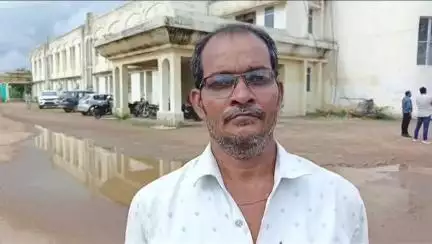 पन्ना: आयुष्मान कार्ड के बावजूद घायल बेटे का मुफ्त इलाज नहीं, कर्ज में डूबा परिवार कलेक्टर के पास पहुंचा