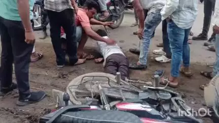 धरमपुरी: महेश्वर रोड पर मोटा चाय के सामने दो बाइकों की टक्कर, एक युवक घायल