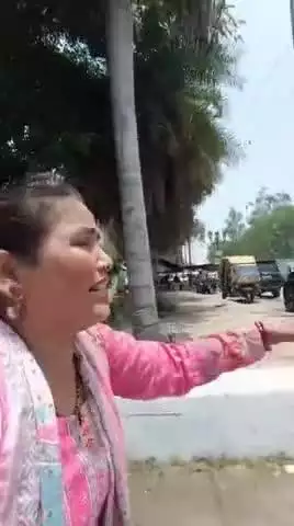 थाने में रंगदारी/पैसे मांगने के आरोप सिद्ध होने पर रिपोर्टर के इशारे पर चौबारा की महिला कमलेश उर्फ और बनावट के लिए रखा नाम नेहा चौहान ने सड़क पर जाकर ड्रामा करना शुरू कर दिया ताकि पुलिस की गिरफ्तारी से बच सके