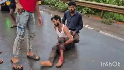 कोंडागांव: NH-30 चिचाड़ी पुल के किनारे खड़ी टिप्पर के पीछे टकराई दूसरी टिप्पर, चालक घायल, फरसगांव थाना पुलिस ने अस्पताल पहुंचाया