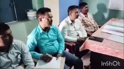 रतनी फरीदपुर: लाखापुर पंचायत के ओयना ब पंचायत सरकार भवन में स्वच्छता कर्मियों की मंगलवार को हुई बैठक