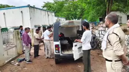 निवाड़ी: चुरारा अडजार मंदिर की पहाड़ी पर मिले अज्ञात शव का पोस्टमार्टम के बाद BMO ने किया अंतिम संस्कार