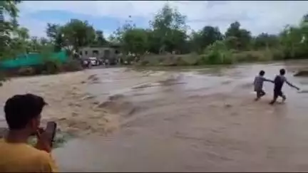 छतरपुर: देरी गांव को जोड़ने वाली सड़क पर नाला उफान पर, लोग जान जोखिम में डाल रहे!