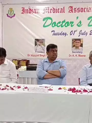 अलवर: जिला अस्पताल के IMA हाल में डॉक्टर्स डे पर सम्मान समारोह, 25 डॉक्टरों को सम्मानित किया, वन मंत्री संजय शर्मा रहे शामिल